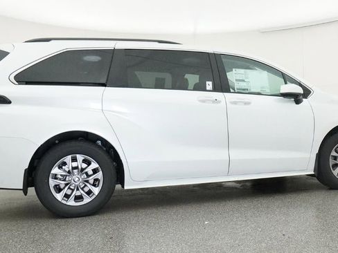 New 2026 Toyota Sienna XLE image 26