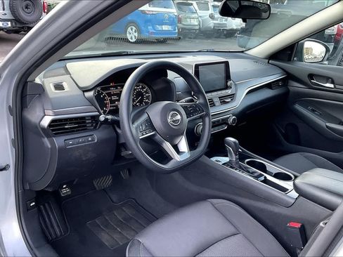 Used 2024 Nissan Altima 2.5 SV FWD image 2