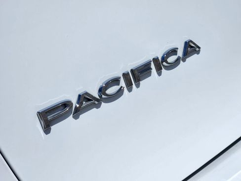 Used 2025 Chrysler Pacifica Select image 13