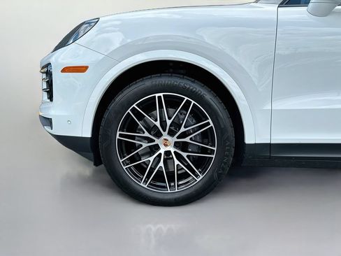 Certified 2026 Porsche Cayenne AWD/4WD image 33