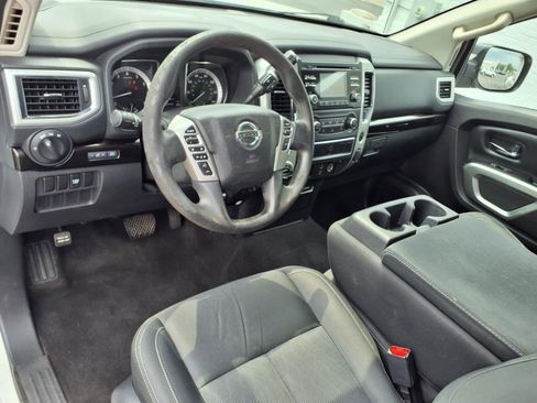 Used 2018 Nissan Titan SV image 19