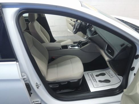 Used 2018 Buick Regal Preferred image 31