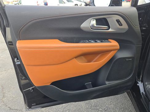 New 2026 Chrysler Pacifica Pinnacle image 23