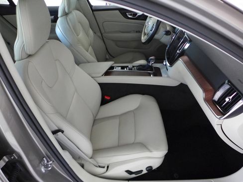 Used 2020 Volvo S60 T5 Momentum image 40