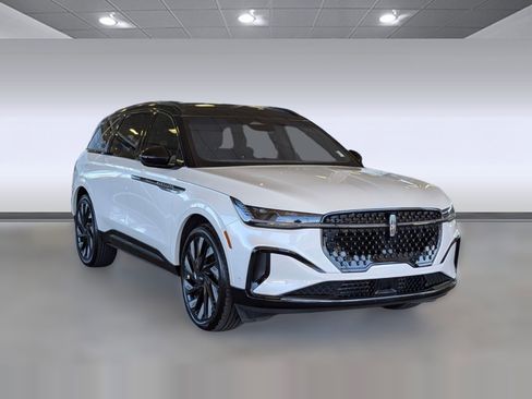 Used 2024 Lincoln Nautilus Reserve w/ Equipment Group 202A image 7