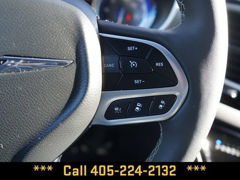 Used 2025 Chrysler Pacifica Select FWD image 31