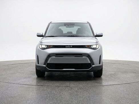 Used 2025 Kia Soul LX w/ LX Technology Package FWD image 2