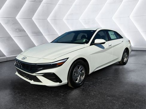 Used 2026 Hyundai Elantra SE FWD image 3