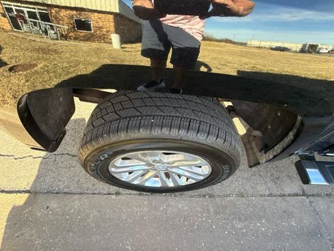 Used 2015 GMC Canyon SLT w/ Driver Alert Package image 3