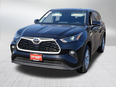 Certified 2024 Toyota Highlander LE AWD/4WD image 3