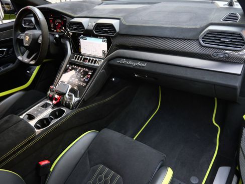 Used 2024 Lamborghini Urus Performante AWD/4WD image 40