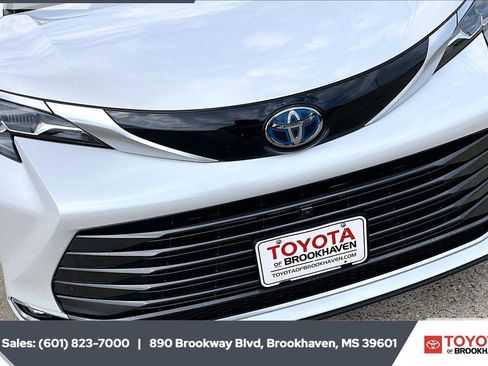Used 2024 Toyota Sienna Platinum AWD/4WD image 24
