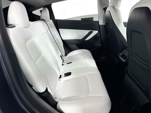 Used 2022 Tesla Model Y Long Range image 31