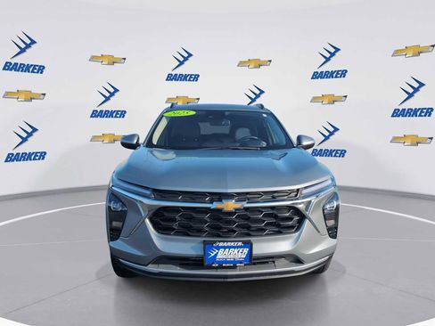 Used 2025 Chevrolet Trax LT w/ LT Convenience Package image 3