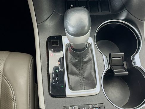 Used 2017 Toyota Highlander Limited image 25