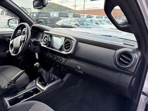 Used 2017 Toyota Tacoma TRD Sport w/ Tow Package AWD/4WD image 8