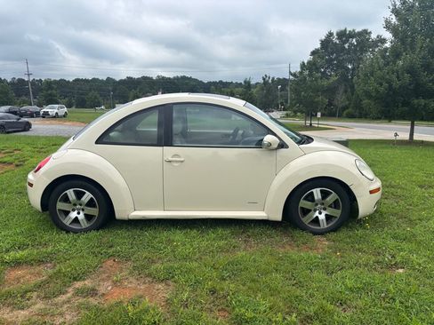 Used 2006 Volkswagen Beetle Coupe w/ Package 1 FWD image 4