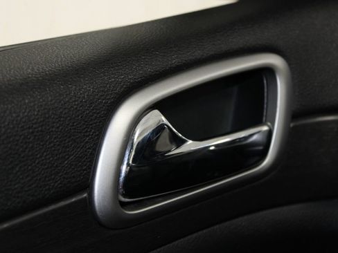 Used 2018 Jeep Grand Cherokee Altitude RWD image 19