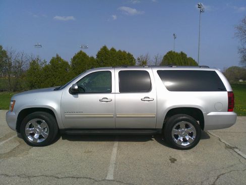 Used 2013 Chevrolet Suburban LT image 2