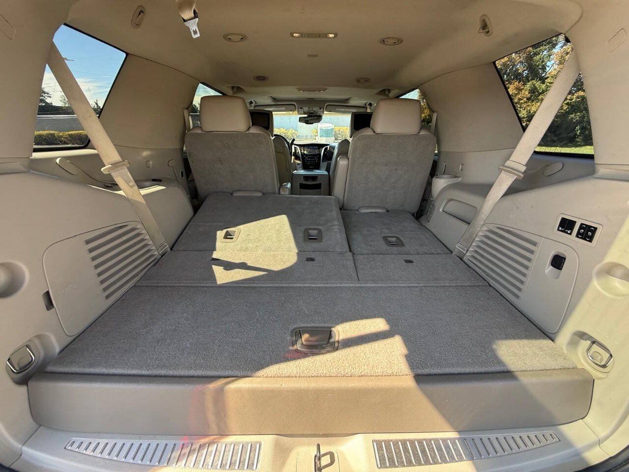 Used 2015 Cadillac Escalade Luxury AWD/4WD image 18