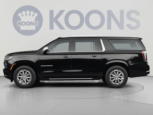 Used 2025 Chevrolet Suburban Premier AWD/4WD image 2