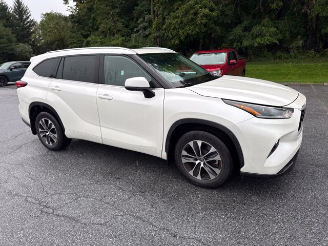 Used 2021 Toyota Highlander XLE AWD/4WD image 1
