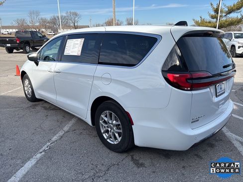 Used 2025 Chrysler Pacifica Select image 24