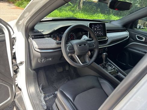 Used 2025 Jeep Compass Latitude AWD/4WD image 33