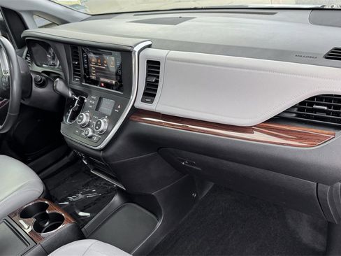 Used 2015 Toyota Sienna Limited image 31
