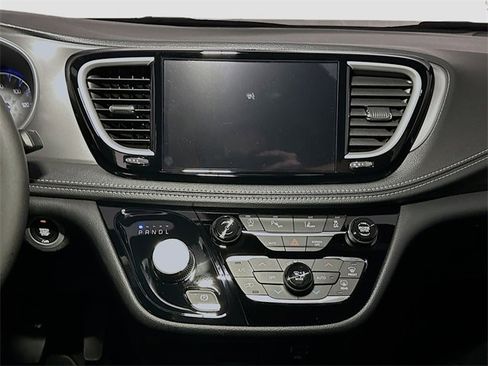 New 2026 Chrysler Pacifica Select image 9