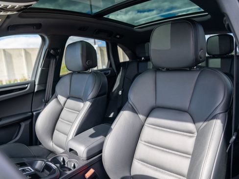 Certified 2026 Porsche Macan AWD/4WD image 5