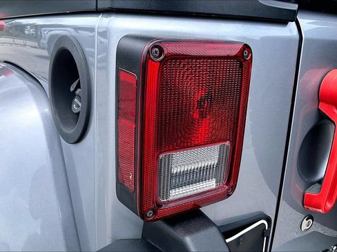 Used 2015 Jeep Wrangler Unlimited Sahara w/ Connectivity Group AWD/4WD image 39