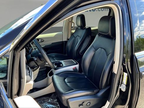 Used 2023 Chrysler Pacifica Touring-L FWD image 23