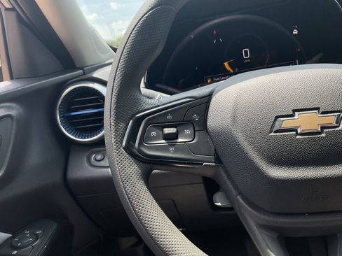 Used 2025 Chevrolet Trax LT FWD image 29