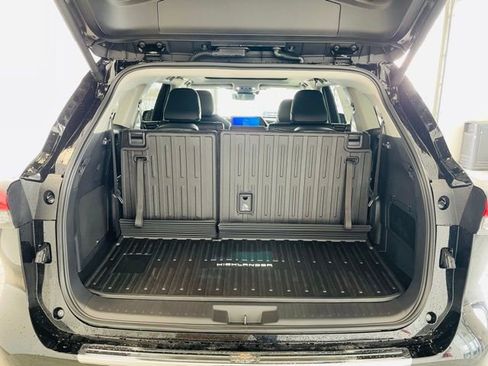 New 2026 Toyota Highlander Platinum image 17