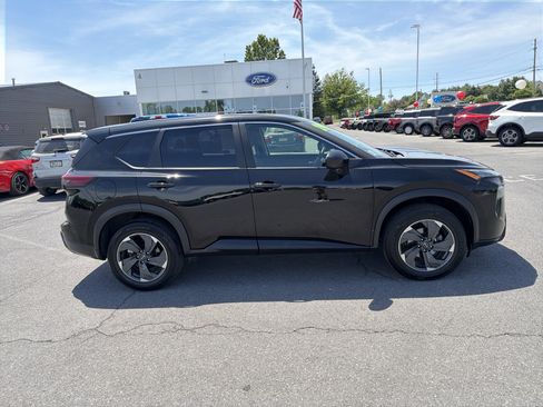 Used 2024 Nissan Rogue SV AWD/4WD image 2