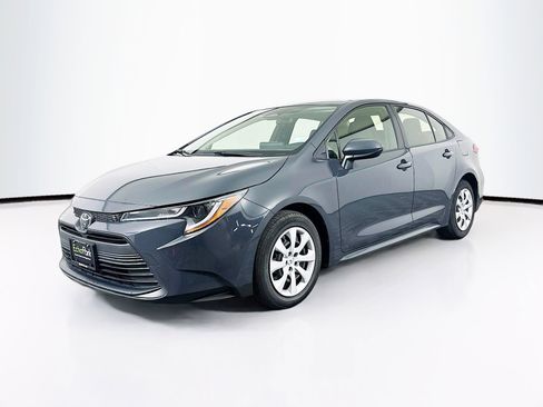 Used 2023 Toyota Corolla LE image 3