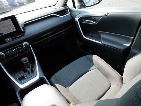 Used 2025 Toyota RAV4 XLE AWD/4WD image 11