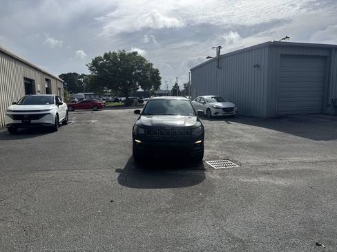Used 2018 Jeep Compass Latitude FWD image 2