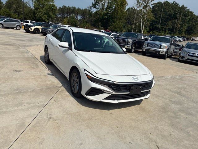 Used 2024 Hyundai Elantra SEL FWD image 3