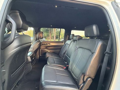 Used 2025 Jeep Wagoneer L Series II w/ 8-pass Seating Package AWD/4WD image 8