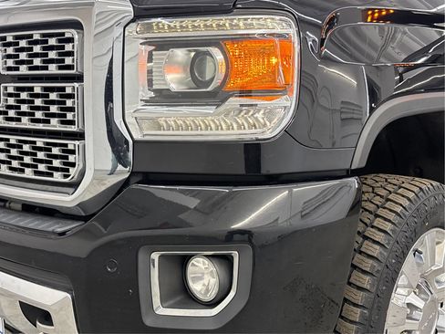 Used 2019 GMC Sierra 2500 Denali w/ Duramax Plus Package AWD/4WD image 33