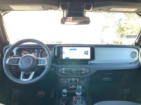 Used 2025 Jeep Wrangler Sahara image 32