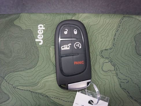 Used 2021 Jeep Cherokee Latitude Lux w/ Comfort/Convenience Group AWD/4WD image 18