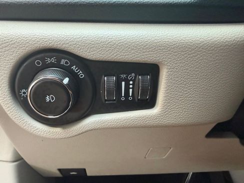 Used 2022 Chrysler Pacifica Touring-L FWD image 21