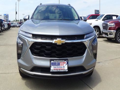 Used 2025 Chevrolet Trax LT w/ LT Convenience Package FWD image 3