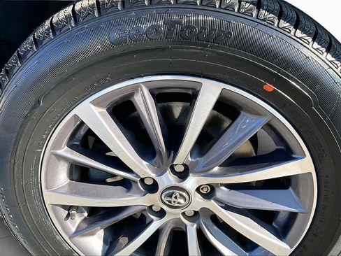 Used 2019 Toyota Highlander XLE image 10