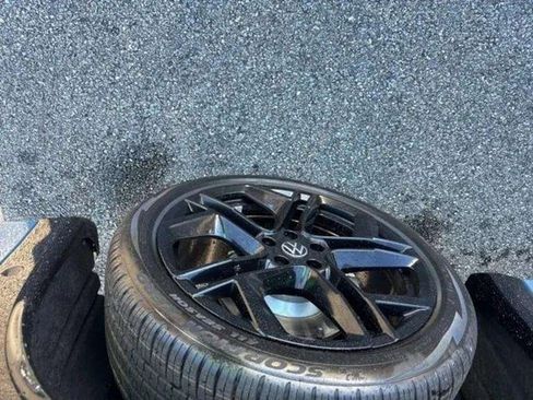 New 2025 Volkswagen Tiguan SE R-Line image 10