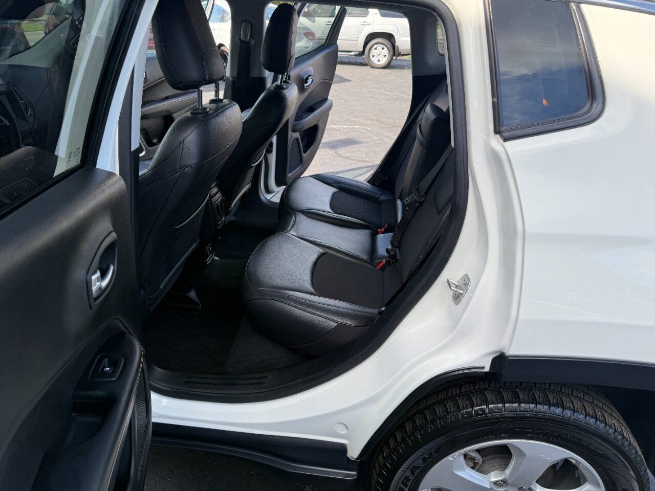 Used 2019 Jeep Compass Latitude w/ Cold Weather Group AWD/4WD image 11