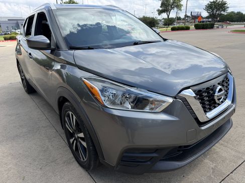 Used 2018 Nissan Kicks SV FWD image 1